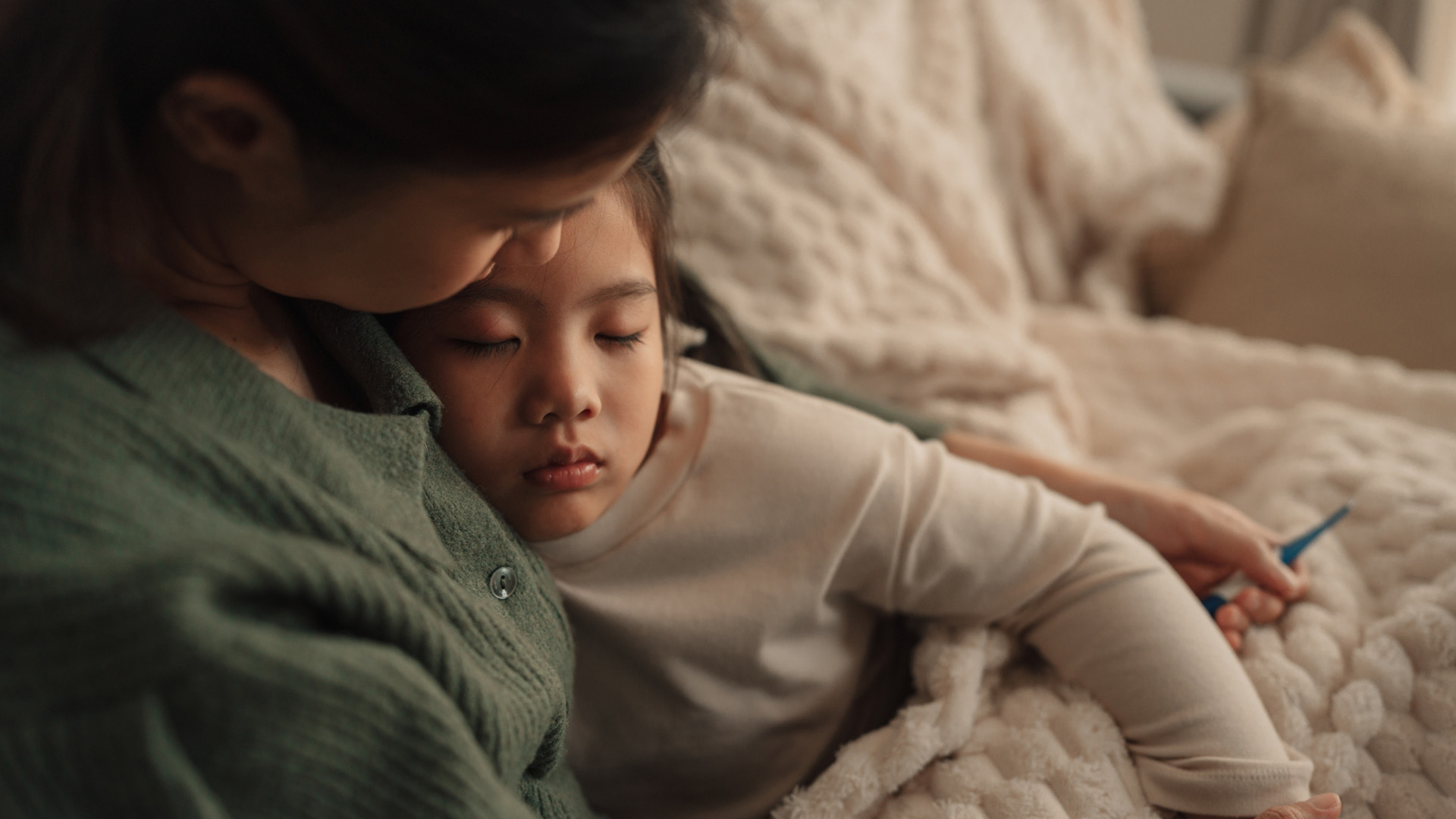 Bambina che dorme con la mamma